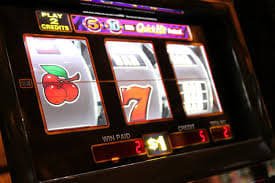 Layar login dan dashboard permainan Red Tiger di aplikasi drag slot